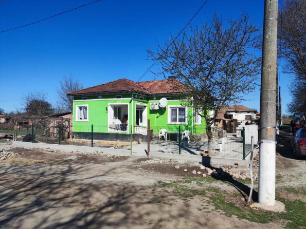 Къща с двор в село Загорци снимка 1