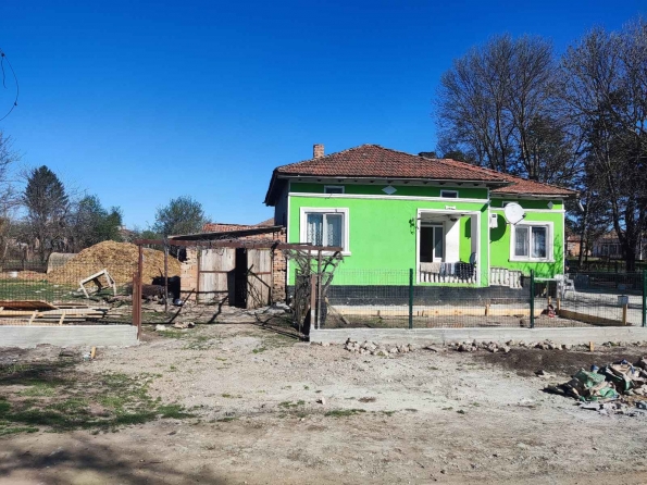 Къща с двор в село Загорци снимка 2