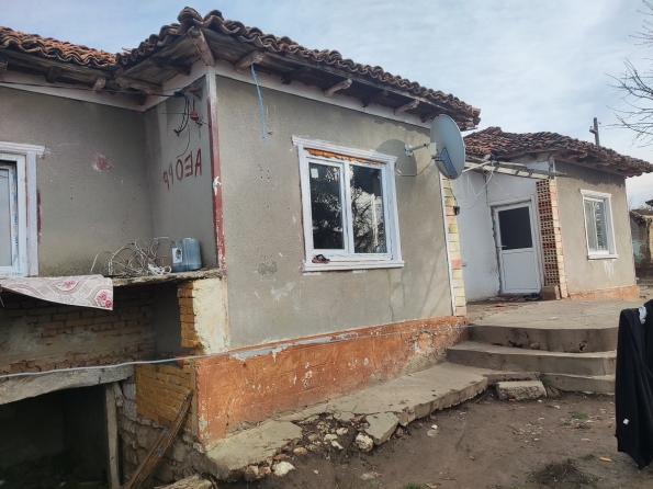 1/2 ид.ч. от Къща с двор в село Крушари снимка 3